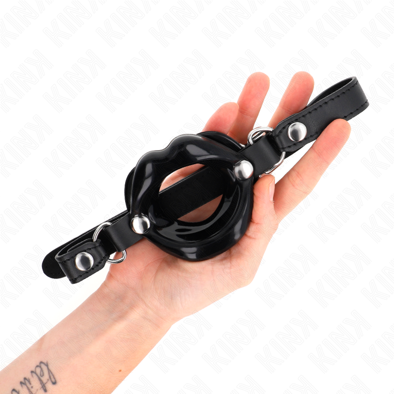 KINK - MORDAZA LABIAL 8 CM CON CORREA DE POLIPIEL NEGRO 63 x 2 CM AJUSTABLE 39-58 CM - Imagen 2